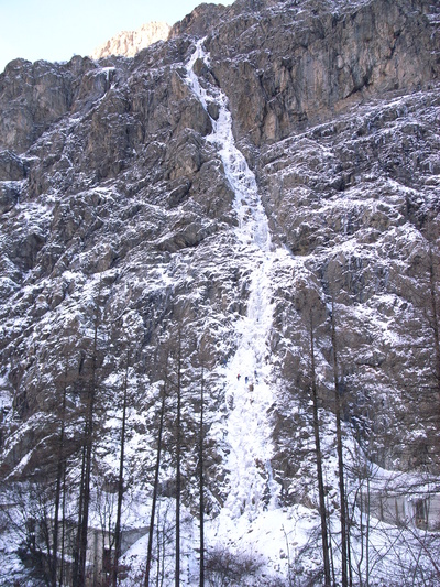 [20070106-144942-LaGraveCrowdedIce.jpg]
The long waterfall starting right off the tunnel on the road to La Grave. Its orientation makes it so that it's rarely in very good conditions but no matter what, there are always people on it !