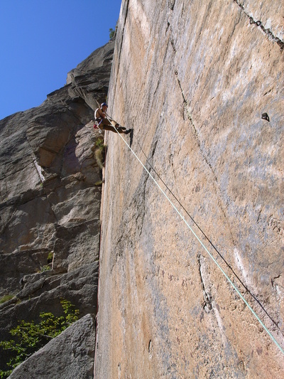 [20060830-145524-RattleSnake.jpg]
Vincent ascending the stuck rappel line.