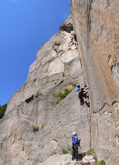 [20060830-RattleSnakeVPano_.jpg]
Upper part of the route: 60 meters of strenuous Rattlesnake dihedrals.