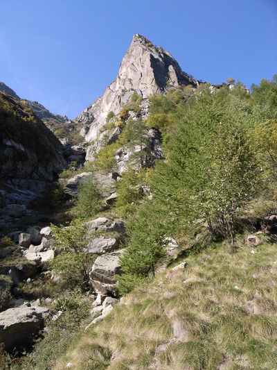 [20061009-ScoglioDiMroz.jpg]
The Mroz spur, partway up the Piantonetto valley.