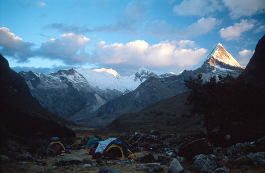 [Artesonraju.jpg]
View on Artesonraju from the base camp of Alpamayo (6025m)