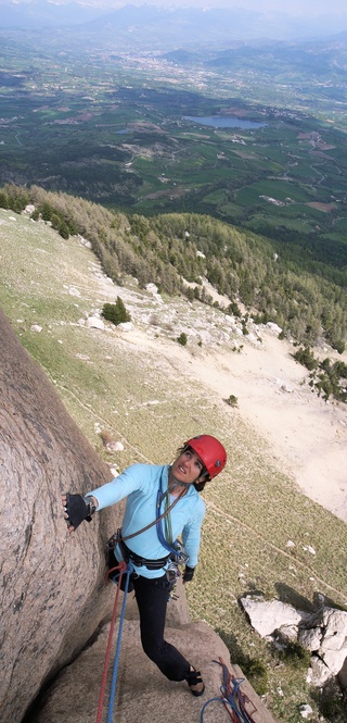 [20070428-NatilikJennyAfterCrackVPano_.jpg]
Jenny at the end of the 2nd pitch, an offwidth that takes medium to large cams. Worried about what's coming next ?!?