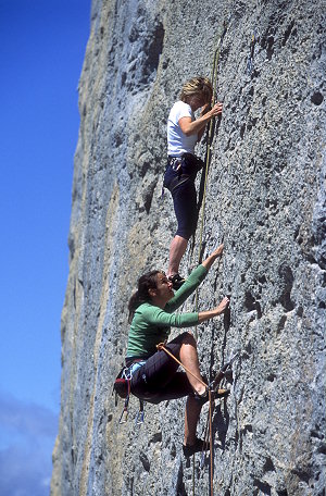 [CeuseJennyChristine.jpg]
Jenny and Christine racing up the warm up routes. Who seems to be having the easiest time ?