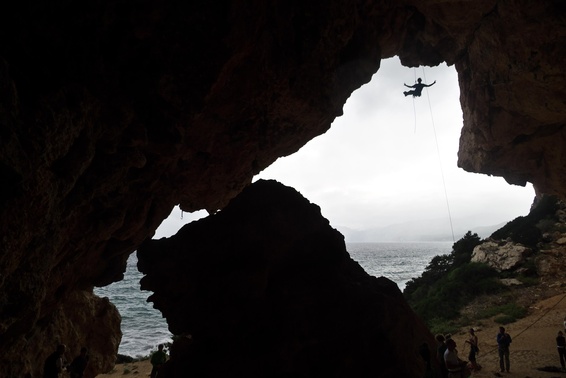 [20121031_111255_Bidiriscotai.jpg]
Surprisingly easy 6a roof traverse inside the cave of Bidiriscotai.