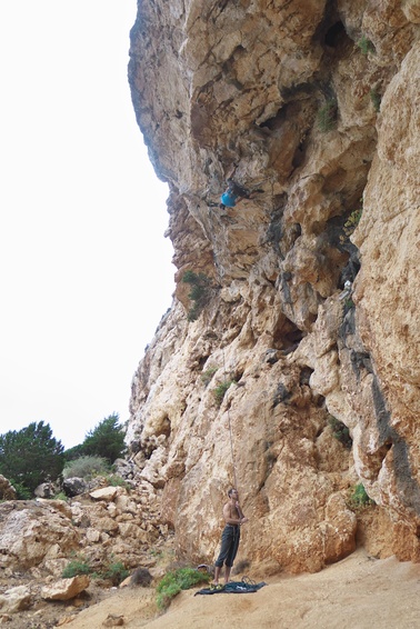 [20121031_115704_Bidiriscotai.jpg]
Greasy 6c+ roof in Bidiriscotai. Some days the sea winds soak the rock turning even some grade 5 completely impossible.