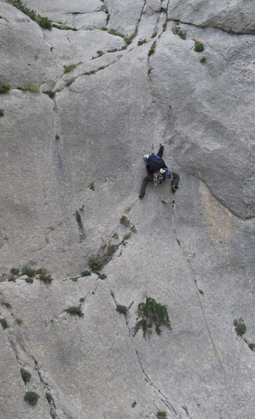 [20121101_093549_Cusidore.jpg]
1st very tough pitch of L'ombra della mia mano on the Cusidore. It's cold, windy and there are brief showers every 10 minutes.