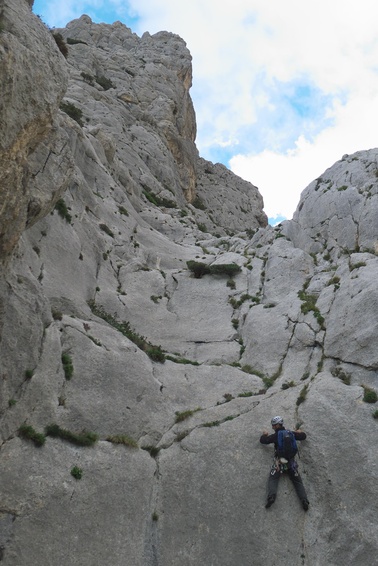 [20121101_093845_Cusidore.jpg]
The route follows the ridge visible above the tough 1st move on which Vincent battles for a while.