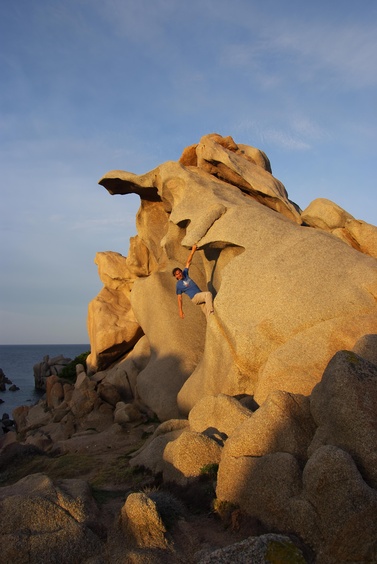 [20121110_085714_CapoTesta.jpg]
Highball. Some of the higher boulders have bolts on top and sometimes even along the more obvious lines.