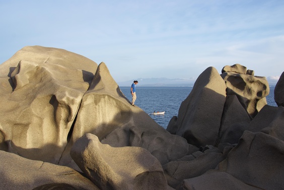 [20121110_092951_CapoTesta.jpg]
Passing boat behind the boulders.