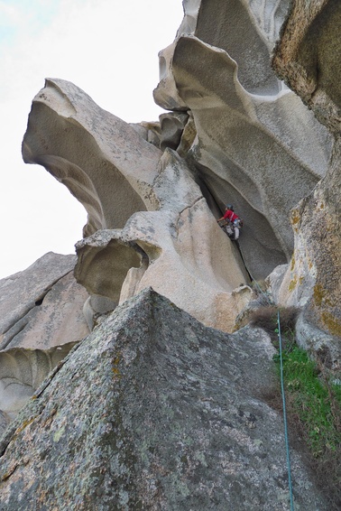 [20121110_105755_UcellacciUcellini.jpg]
Second pitch of a long route named Uccellacci Uccellini at Capo Testa. Trad climbing here and large cams welcome in a style reminiscent of Vedauwoo.