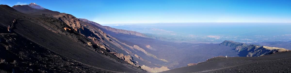 [20091007_155532_EtnaPano_.jpg]
Crossing above the gigantic east side lava field: about 5km wide and arriving right next to the cities.