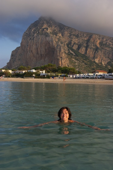 [20091008_175216_ParoleAlVento.jpg]
Welcome bath on an empty beach after the climb.