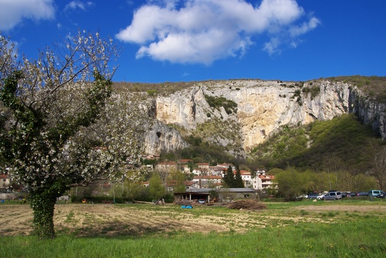 [20100411_163544_SloveniaOsp.jpg]
The village and the cliff of Osp. Another popular cliff with heaps of hard routes is a short distance to the east.