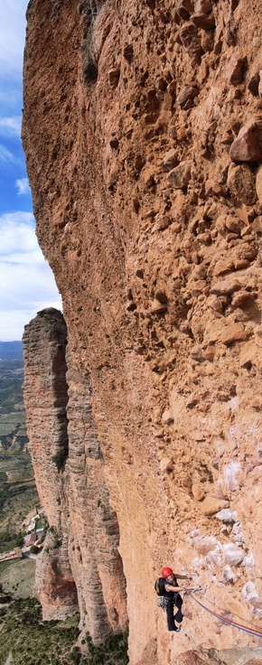 [20071029-124746_RiglosMoskitosVPano_.jpg]
Vertical panorama of the traverse of Moskitos. The potatoes encrusted in the cement matrix, something very characteristic of Riglos, are quite visible on this image.