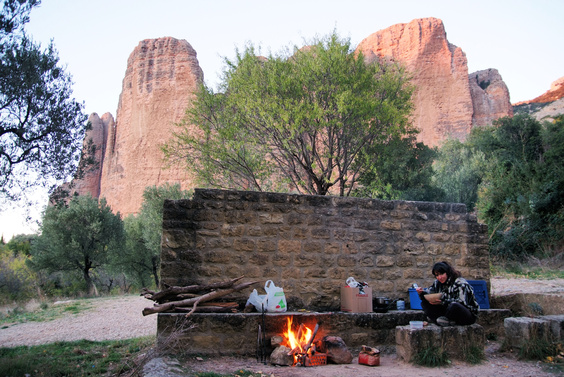 [20071031_175437_Riglos_.jpg]
Cooking by campfire bellow the village.