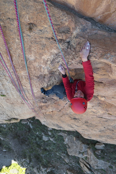 [20120502_125419_TaghiaAlAndaluz.jpg]
Jenny trying to find the flaw in the roof of the 3rd pitch of Al Andaluz (6b+).