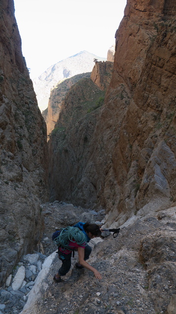 [20120504_092426_ABoireOuJeTueLeChien.jpg]
Going up the white rock gully between Taoujdad and Oujdad, in order to access the two classics of 'Le Chien' and 'La Reforme'.