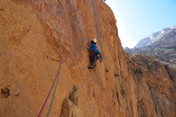 [20120504_101726_ABoireOuJeTueLeChien.jpg]
The crux 6c move right at the start of the 2nd pitch of 'A boire ou je tue le chien' (gimme a drink or I kill the dog). Hard to hold on those small crimps with the freezing temperature.