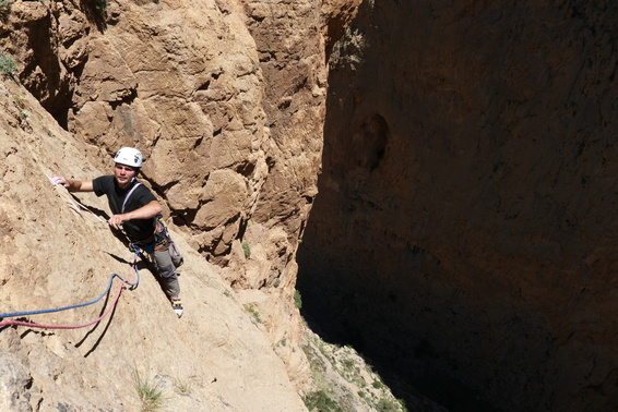 [20120505_141529_DiedrePikor.jpg]
Antoine on the 2nd pitch of the Pikor dihedral. Of all the routes I've done in Taghia, this is the least impressive, with only two good pitches, the others being forgettable.