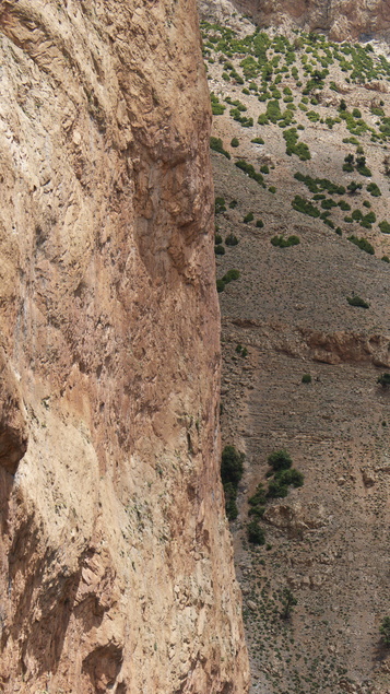 [20120516_133912_Baraka.jpg]
As we walk off Ratones, we see the impressive profile of Baraka, with a barely visible climber on it. Looking at the time, it's going to be bivouac tonight...