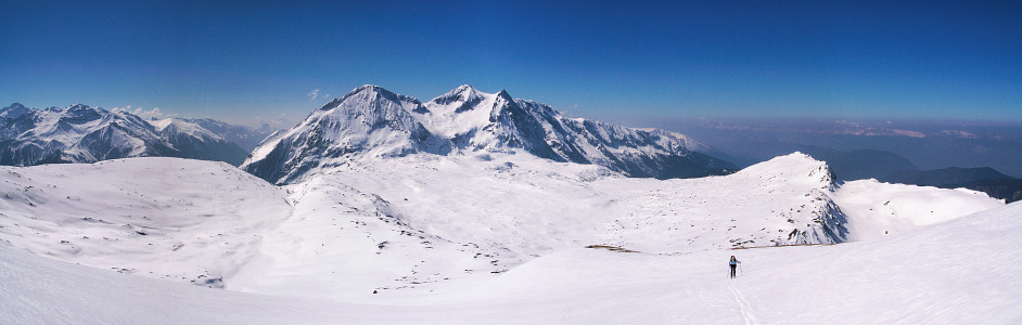 [20070407-GalbertPano_.jpg]
The long climb up the Grand Galbert. Excellent transformed snow. The Taillefer dominates the horizon.