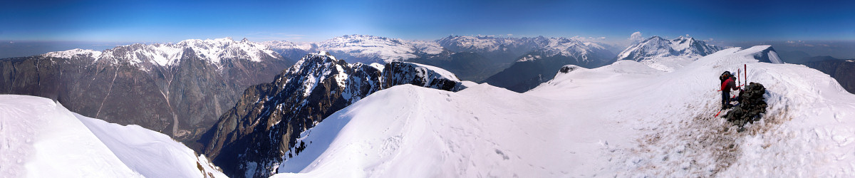 [20070407-SummitGalbertPano_.jpg]
Summit of the Grand Galbert. The famous Infernet couloir starts from right here for 1700m of extreme skiing culminating with 15m at 70° !