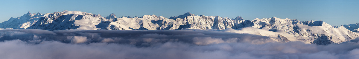 [20080119_163922_FromPeakStMichelPano_R.jpg]
Panoramic view of the Taillefer range: The Meije in the background on the left, the Taillefer itself, the Grand Armet (with some Ecrins peaks visible in the background).