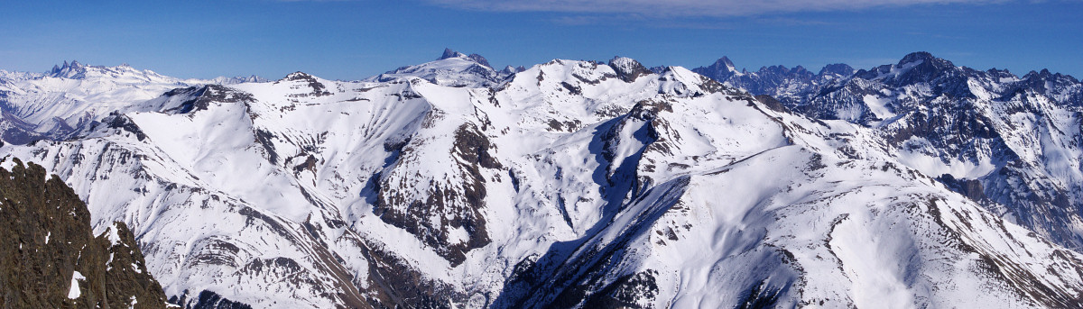 [20080222_142545_RenaudRochailPano_.jpg]
The Chantelouve tour: Petit Renaud, Grand Renaud, Ornon peak, Rochail, Malhaubert, Confolens, Neyrard, Clottous.