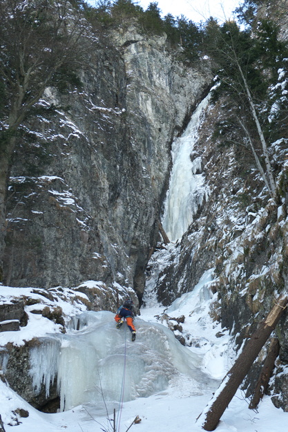 [20120222_144426_CascadeChampignonsAgo.jpg]
Nearing the upper section of the route, a 100m high vertical and then sloping gully.