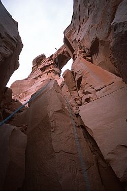 [WasherWomanRappel.jpg]
Jenny rappelling off the arch of Washer Woman.