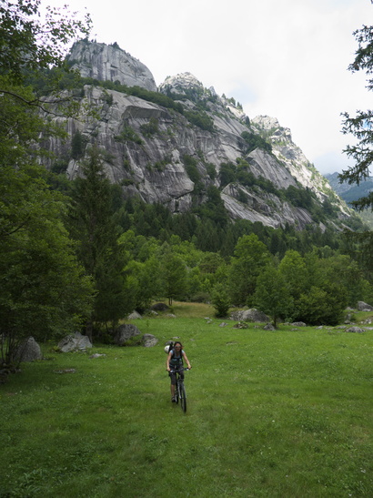 [20110801_144717_AlberoDellePere.jpg]
Riding the bike back to town to avoid the car ban.