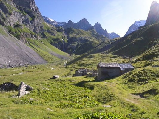 [20070715-090036_Vanoise.jpg]
Shepherd houses or their ruins at the entrance of the park.