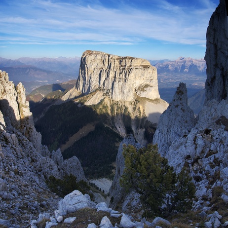 [20071016_174608_MtAiguilleGashVPano_.jpg]
Mt aiguille seen from the Selle pass upon reaching the Vercors plateau itself.