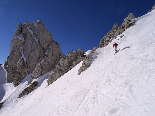 [20090320_090139_Sultanes.jpg]
Farther down the couloir, still on hard snow due to the cold wind.