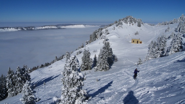 [20100213_115437_Moucherotte.jpg]
The hut below the summit and the clouds covering the Vercors plateau.