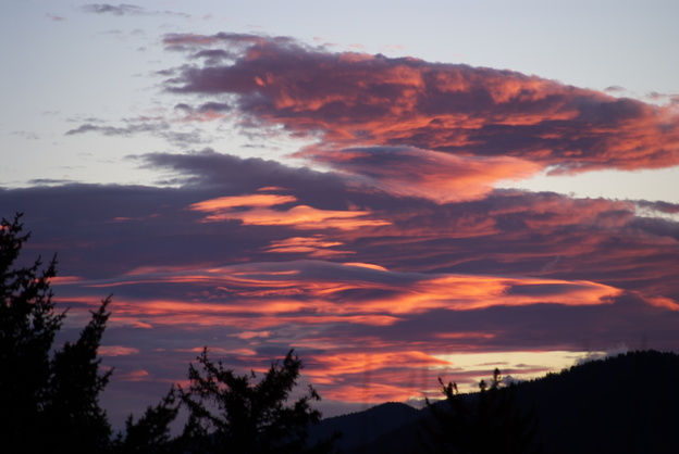 [20101114_182246_Clouds.jpg]
Clouds illuminated from below by the sunset (Vercors).