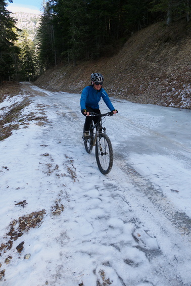 [20110206_150443_WinterBike.jpg]
Lans est top, si ya de la neige on fait du ski de rando, si ya de la glace on fait un peu de cascade et sinon du VTT en essayant de pas se vautrer sur la glace... Ici la route forrestière du bois des Mûres.