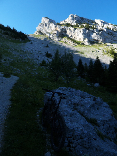 [20110627_082435_ColArcVtt.jpg]
Montée en direction du col de l'Arc, en poussant et/ou portant le VTT.