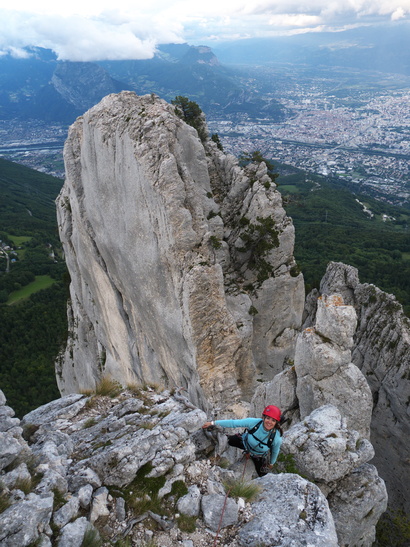 [20110722_201720_TroisPucellesGrange.jpg]
Arrival on the summit of the 3 Pucelles dominating Grenoble. It's all in the choice of words: 'Depuis les Trois Pucelles on peut voir Seyssins, Vif et Saillans. Et aussi les Deux Soeurs, Montcul, Chatte et le rocher de la Fesse...'