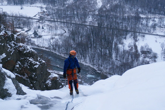 [20120208_100238_LivetSablierDesRoberts.jpg]
End of the 1st pitch (grade 3). The rope got wet and will freeze nicely on the next pitch.