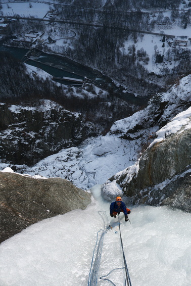 [20120208_111941_LivetSablierDesRoberts.jpg]
OK, so we are doing ice climbing in the sun on a south facing route at 400m altitude. Does that mean I can't complain about getting wet ?!? The rope turned into a raw spaghetti and I had to shoulder belay Ago.