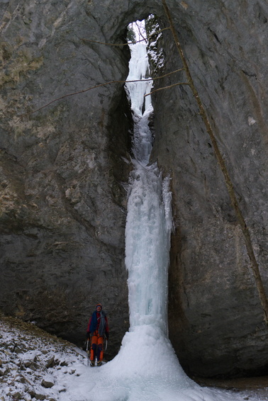 [20120211_155517_CascadeArbois.jpg]
The start of the 5th pitch and yet another fragile free-standing... going through an arch.