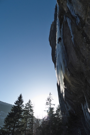 [20130303_084427_Chalimont.jpg]
End of the rock and start of the ice. The cliff catches the early sun in march.