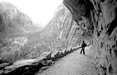 [BW_AngelLandingTrail.jpg]
Descent trail of Angels Landing, beautiful hike.