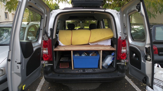 [20091107_113142_PeugeotPartner.jpg]
A view of the car with the bed folded and the mattress rolled up on top.