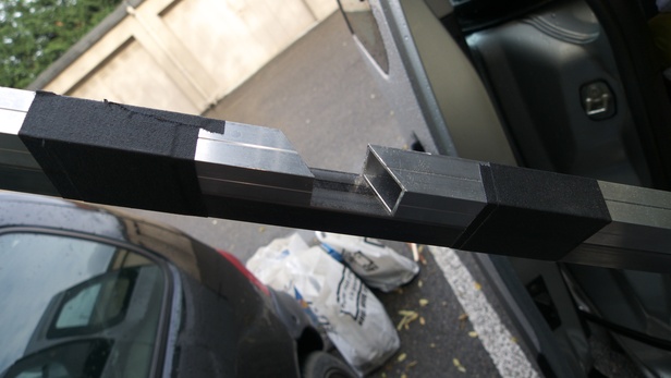 [20091107_113329_PeugeotPartner.jpg]
The lower support beam is made of two parts: a lower steel beam and an upper aluminum one, cut sideways in the middle.