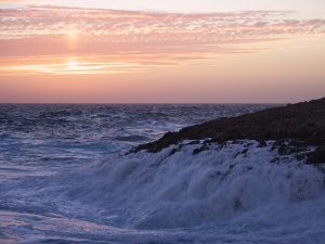 Strong waves and sun pillar