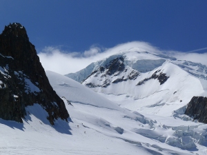 Two skiers going up the Wilson peak towards MtBlanc