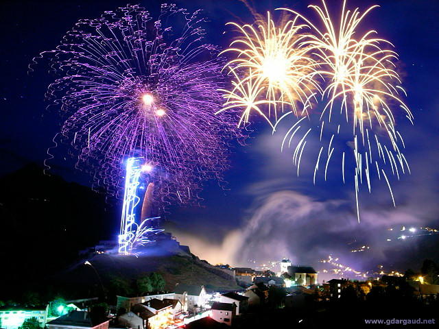 [20060714-Fireworks.jpg]
Two cameras facing the old town at the same time with remote controls in each hand, a bit of photoshopping and, more strangely, some kicks on the tripod during the exposure.