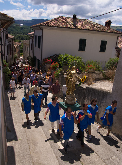 [20090805_123515_Procession.jpg]
A Madonna is later walked around the village in a procession...